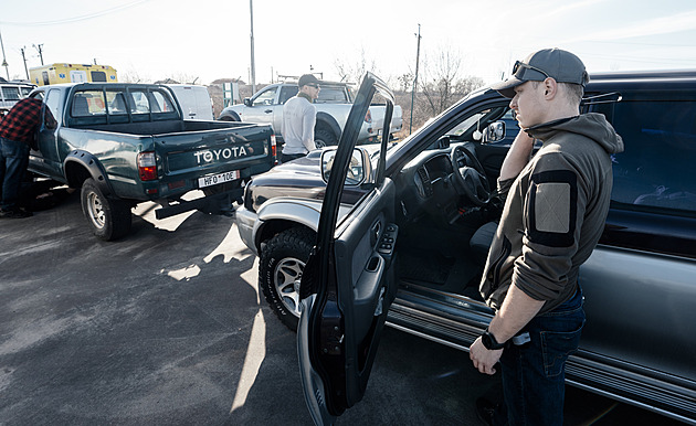 Království za Toyotu Hilux. Češi dotáhli ukrajinským vojákům vlak plný teréňáků