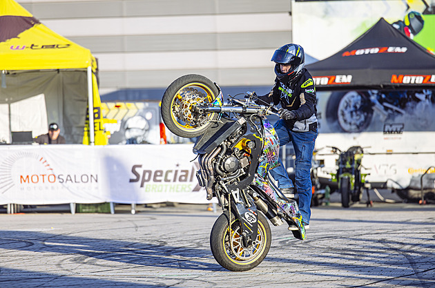 OBRAZEM: Adrenalinová show, nablýskané stroje. Motosalon má i zónu pro ženy