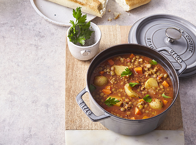 Čočková polévka s bramborem a rajčaty: Zdravý oběd, který vás zahřeje i zasytí