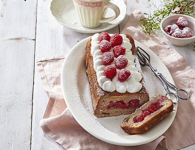 Banánový chlebíček s krémem a malinami: Sladký hit, který zachrání přezrálé banány