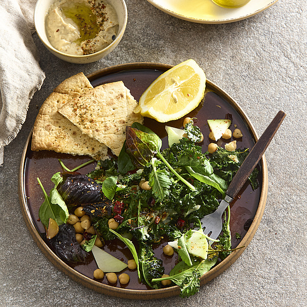 Zelený salát s kedlubnou, cizrnou a domácím hummusem: Recept na dokonalý jarní oběd