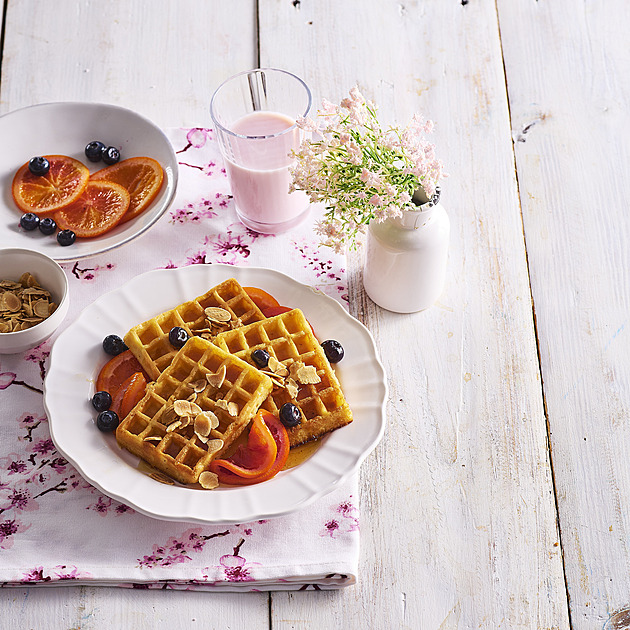 Domácí vafle jako z luxusní kavárny: Nadýchané těsto se sněhem, medem a čerstvým ovocem