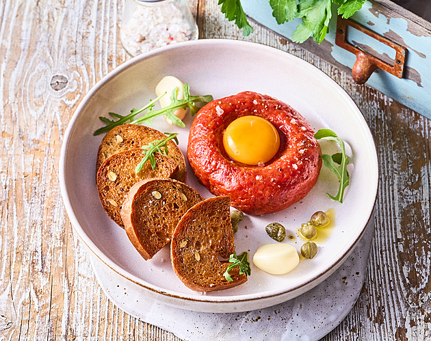 Hovězí tatarák s křupavými topinkami: Poctivá hospodská klasika přímo ve vaší kuchyni