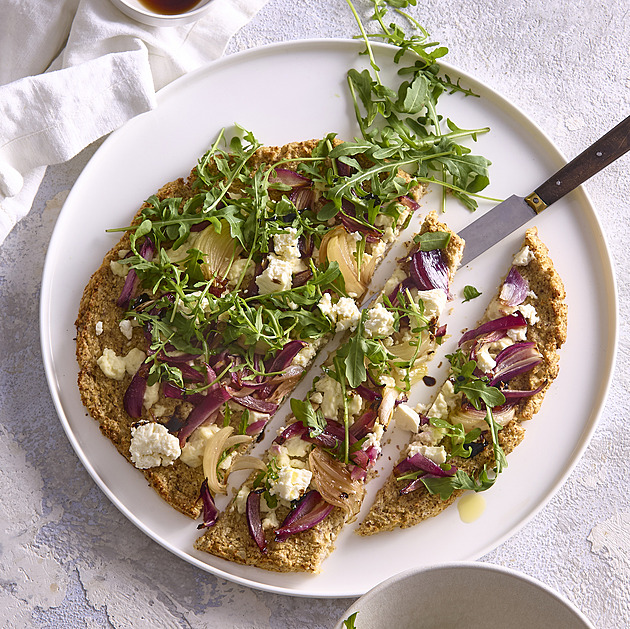 Květáková pizza s karamelizovanou cibulí a čerstvým sýrem: Zdravá večeře, která chutná luxusně