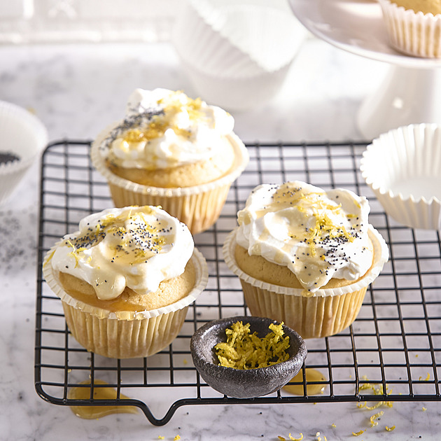 Vláčné citronové muffiny s mákem a lehkým jogurtovým krémem: Dezert, který chutná jako jaro