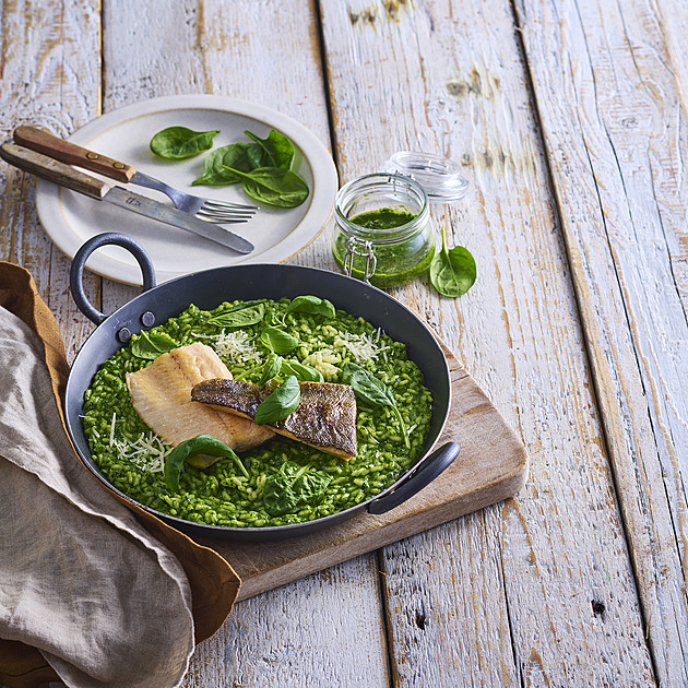 Krémové špenátové rizoto s opečeným pstruhem: Recept na lehké jídlo, které chutná jako z restaurace