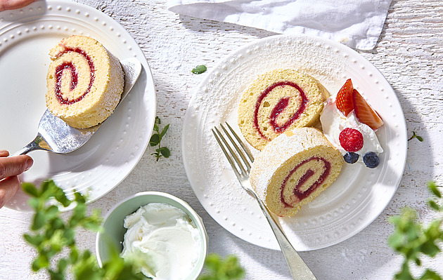Jahodová roláda která nepraská: Recept na bleskový dezert ke kávě
