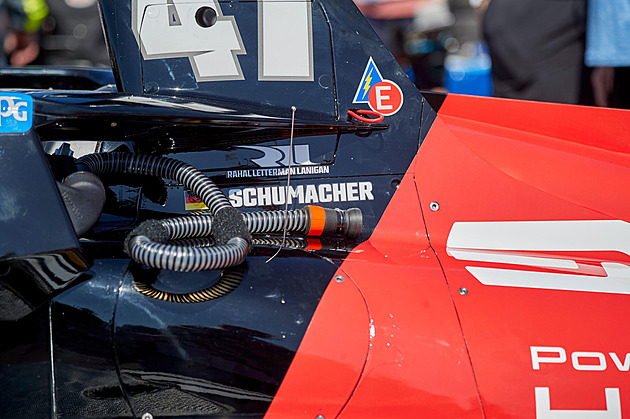 Schumacherův syn debutoval v IndyCar. Měl nehodu už v prvním kole závodu