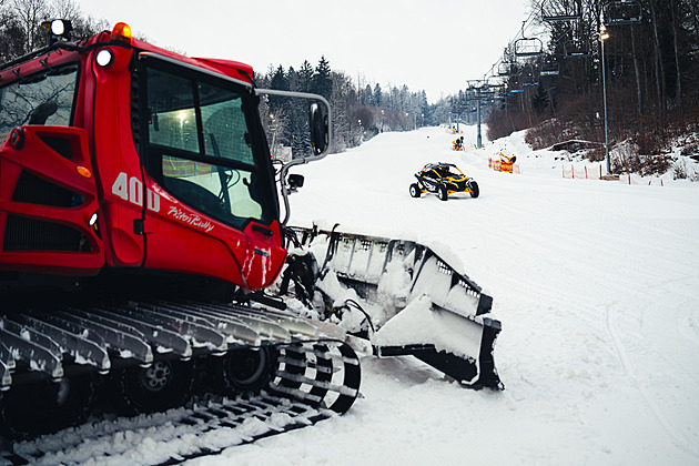 Z pouštních dun na zmrzlou sjezdovku. Macík se řítil po Monínci v bugině