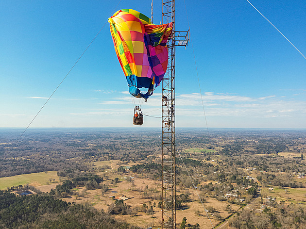 Záchranná akce 300 metrů nad zemí. Balon se zamotal do stožáru vysílače