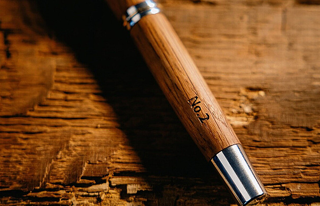 Co kus to unikát. Dřevěná pera ze slavného Santiniho schodiště budou stát tisíce