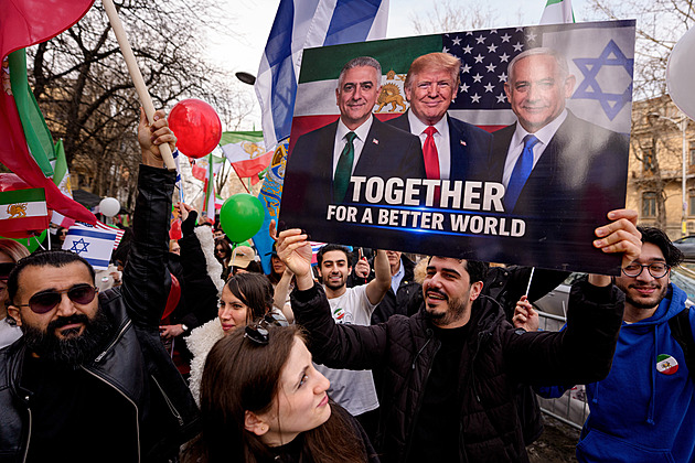 Teorie podkovy v praxi. Krajní levice i pravice klesá na nové dno