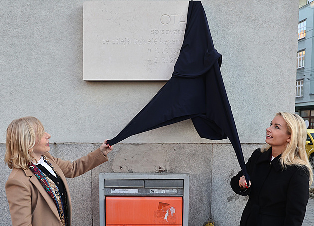 Prozaik Ota Filip má pamětní desku, v Ostravě ji odhalila jeho dcera