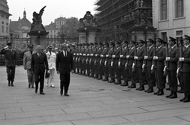 Íránský šáh daroval prezidentu ČSSR auto. Do Teheránu na oplátku poslali zetor