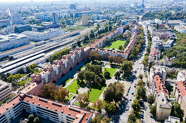 Parádní bydlení pro 5 tisíc lidí. To je hranatá legenda Karl-Marx-Hof z Vídně