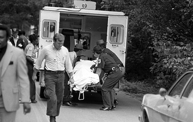 Sliboval, že je dostane mezi hvězdy. Pak vrah z Atlanty děti uškrtil