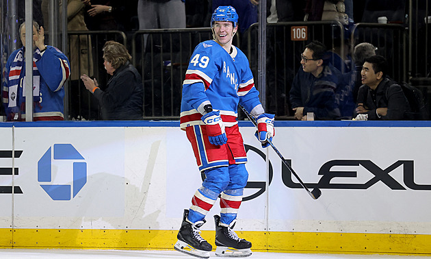 Nadšení i pomačkaná helma. Chmelař po první trefě v NHL zářil: Fantastické emoce