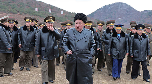 Kim sledoval soutěž „chlupatých“ sniperů, v akci viděl i polonahé svalovce