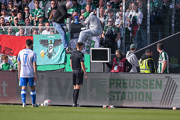 Zrušte VAR! V Německu odpojil fanoušek kabel od monitoru, sudí záběry neviděl