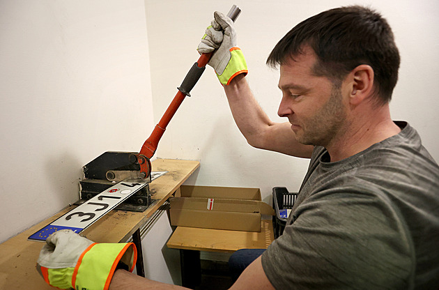 Úředníci se chopili pákových nůžek, pomáhají uvolnit přeplněné sklady