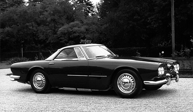 Superbourák celebrit vznikl díky vládci Íránu. Perský šáh chtěl osmiválec