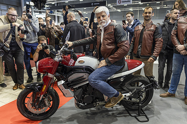 Prezident na Motosalonu: vyzkoušel čtyřkolku i novou bundu Jawy