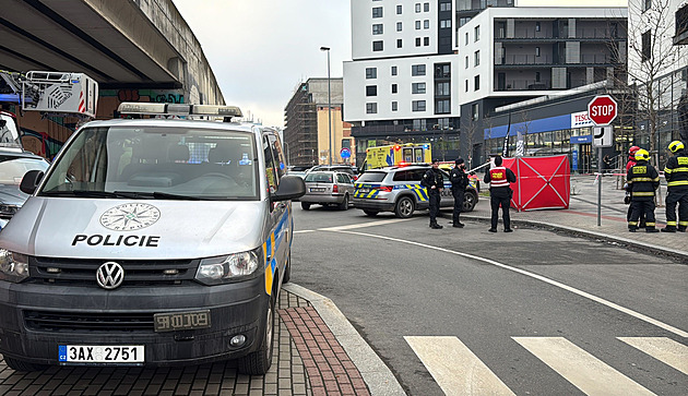 Pád člověka z desátého patra domu v Modřanech. Zřejmě sebevražda, říká policie