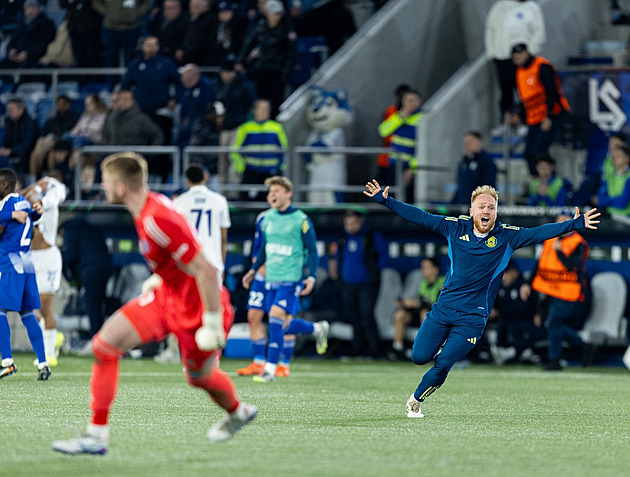 OBRAZEM: Takhle slaví Sigma! Legrace s rohovým praporkem, zpíval i Hapal