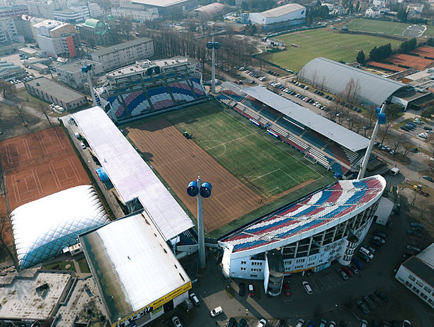 Na tomhle hrát nechceme. Sigma během pár dní vymění trávník, přijede z Maďarska