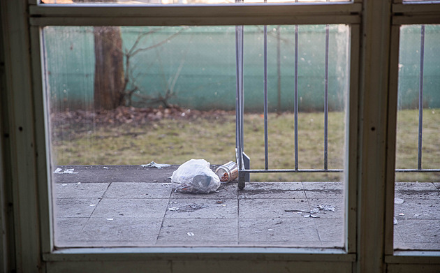 Žena znečišťuje dům fekáliemi a vyhrožuje ostatním. Sousedé jsou bezradní