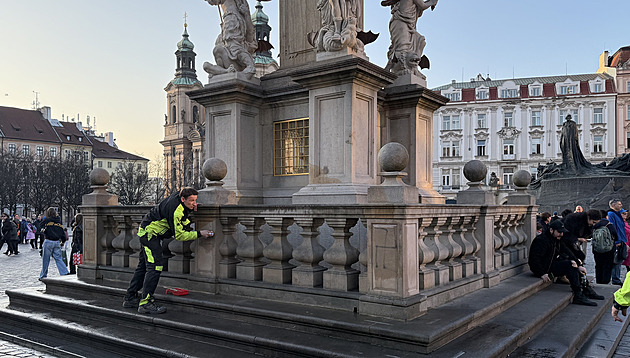 Na svastiku vapkou. Z mariánského sloupu zmizely nasprejované symboly