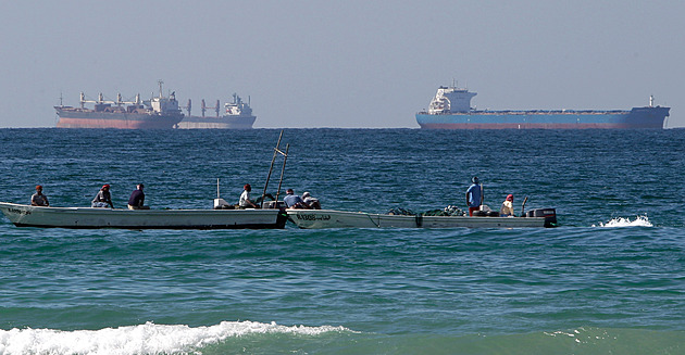 Provoz Hormuzem zůstává minimální. Bez Londýna Trump tankery neuchrání