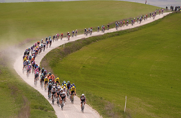 Pogačar a za ním prach. Sezonu zahájil suverénním vítězstvím na Strade Bianche