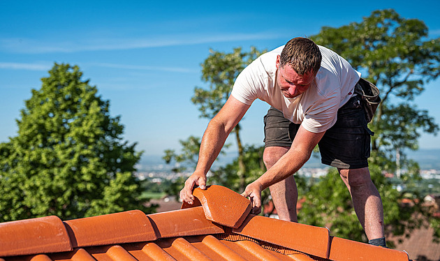 Když se šetřit nevyplácí. Nejčastější chyby při výběru a stavbě střechy