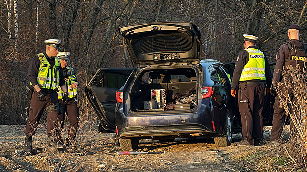 Auto v pátrání bylo plné podezřelých věcí. Řidič zmizel, hledá ho policie