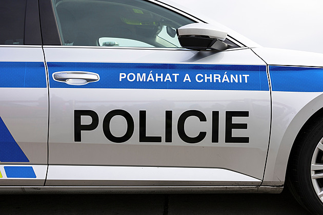 Psi se tísnili v klecích a přepravkách. Policie odhalila na Příbramsku množírnu