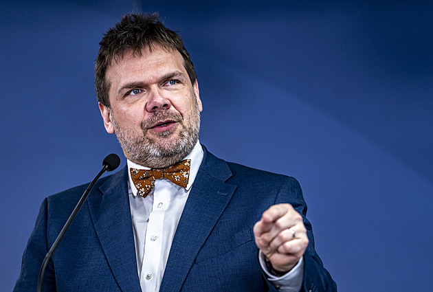 Zakomplexovaný ubožák, zní ze strany opozice na účet Klempíře po odvolání Baxy