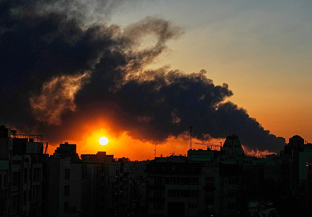 ONLINE: USA chtějí zcela zničit íránské námořnictvo. Teherán pokračuje v odvetě
