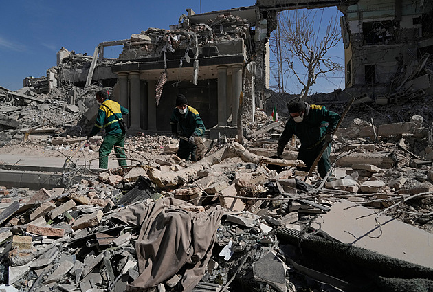 Rakety a ropa. Moskva o vliv v Íránu nepřichází, ale závidí