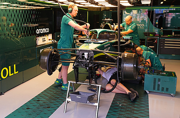 Ferrari v Austrálii zaváhalo. Zastavte aspoň jedno auto, marně žádal Hamilton