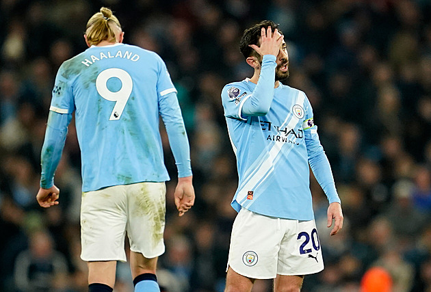 ONLINE: Arsenal zvítězil, City zaváhalo. Newcastle hraje proti United v deseti