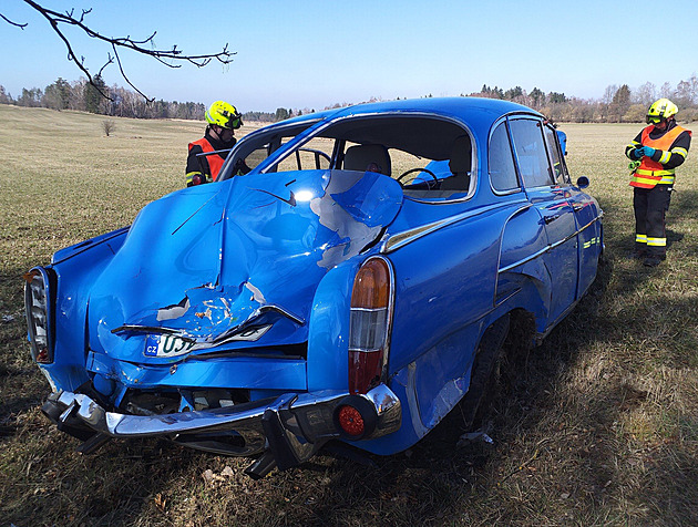 Řidič jel s historickou tatrou zřejmě příliš rychle, škoda po nehodě bude vysoká
