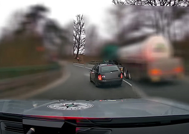 VIDEO: Zdrogovaný řidič zběsile ujížděl policii, druhý den zapálil známým auto
