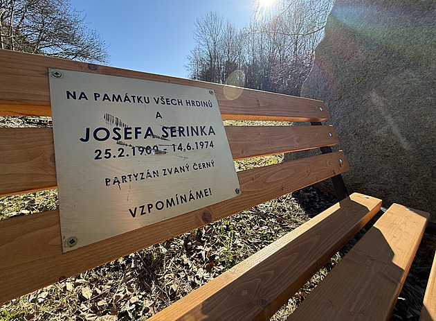 Další poškození romského památníku v Liberci. Vandal přepsal partyzána na Cikána