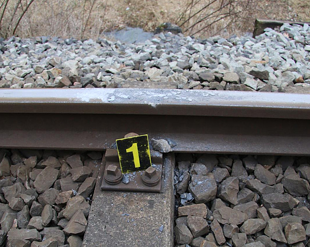 Vlak na Teplicku najel do nastraženého kamení, policie podezírá skupinu dětí