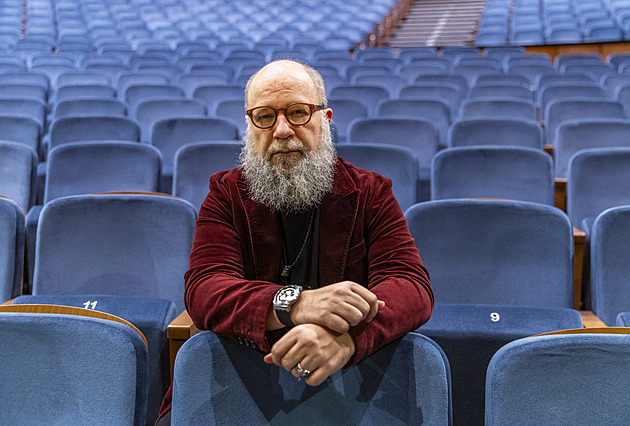 Ploština je brutální příběh zmaru, říká režisér zlínské inscenace Dodo Gombár Ploština je brutální příběh zmaru, říká režisér zlínské inscenace Dodo Gombár