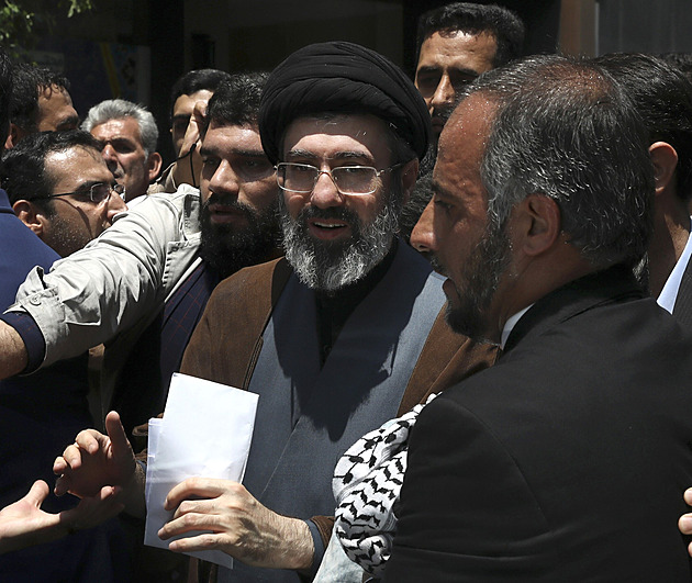 Teokratická monarchie. K moci se dere Chameneího syn, tlačí jej revoluční gardy