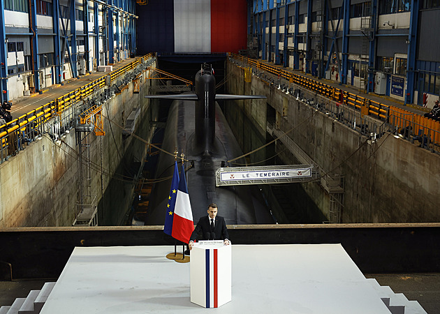 Francie navyšuje počet jaderných hlavic. Musíme zpřísnit doktrínu, říká Macron