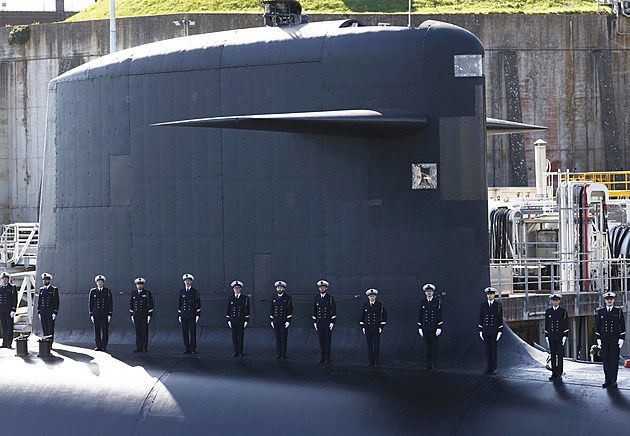 Dravá Francie. Macron se ve videu chlubí armádou a stíhačkami, sklízí posměch