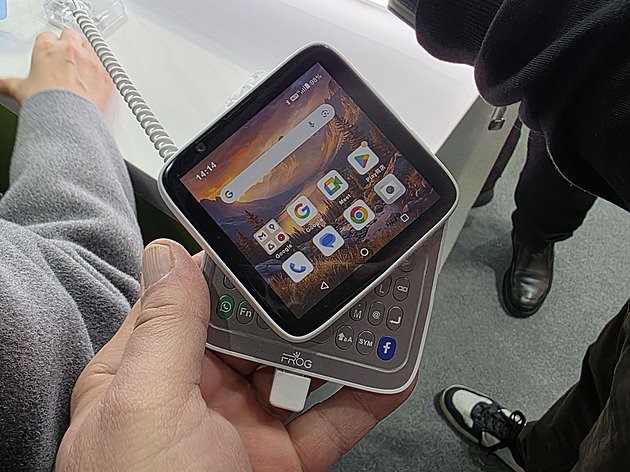 Bude to někdo chtít? Čtvercový mobil skrývá nečekané překvapení